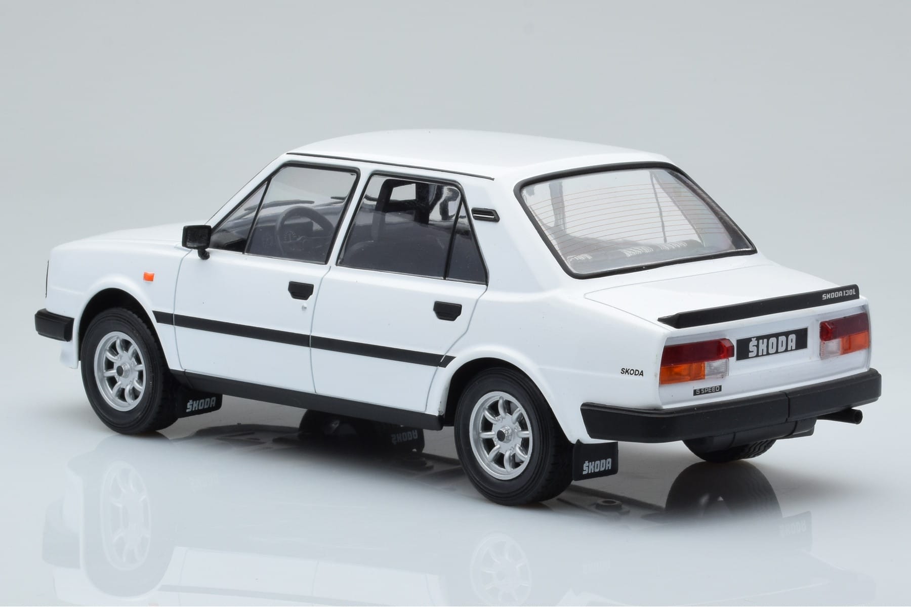 Skoda 130 L Biały IXO 1:18 18CMC158 Metal — zdjęcie 5 z 6