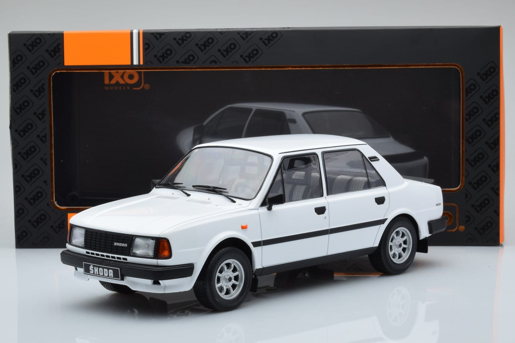 Skoda 130 L Biały IXO 1:18 18CMC158 Metal — zdjęcie 6 z 6