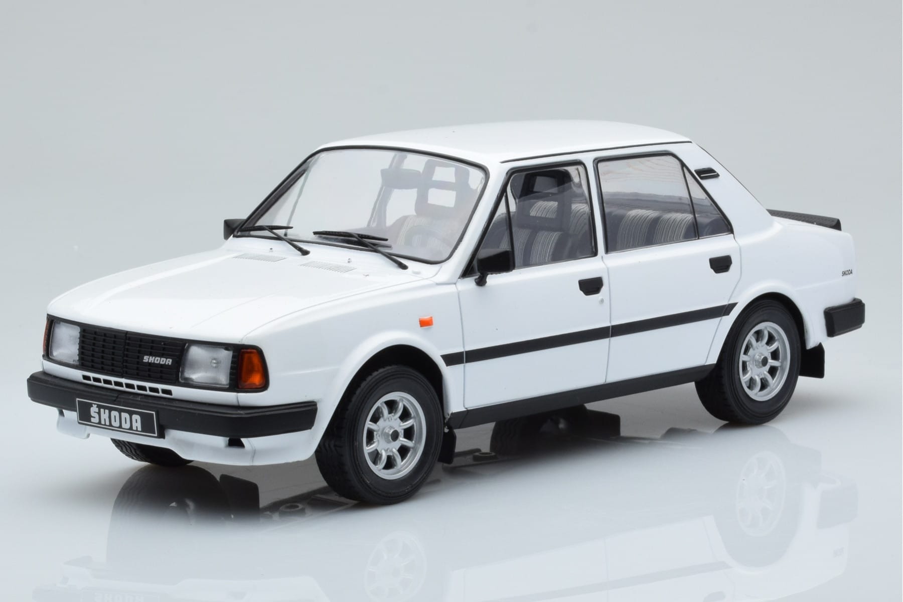 Skoda 130 L Biały IXO 1:18 18CMC158 Metal
