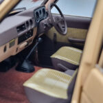 Toyota Land Cruiser 60 Beżowy Z Opcjonalnymi Częściami Kyosho 1:18 - image 11 of 12