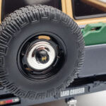 Toyota Land Cruiser 60 Beżowy Z Opcjonalnymi Częściami Kyosho 1:18 - image 7 of 12