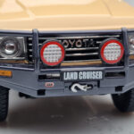 Toyota Land Cruiser 60 Beżowy Z Opcjonalnymi Częściami Kyosho 1:18 - image 9 of 12