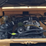 Toyota Land Cruiser 60 Beżowy Z Opcjonalnymi Częściami Kyosho 1:18 - image 10 of 12