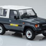 Toyota Land Cruiser LJ73 Szary Otto 1:18 - image 4 of 6