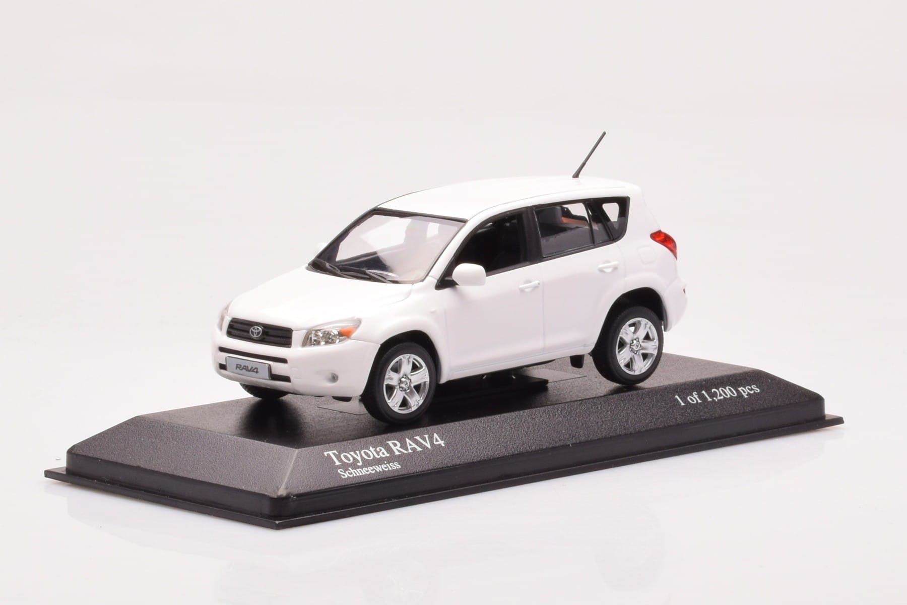 Toyota RAV4 XA30 Biały Minichamps 1:43 400166571 Metal — zdjęcie 2 z 4