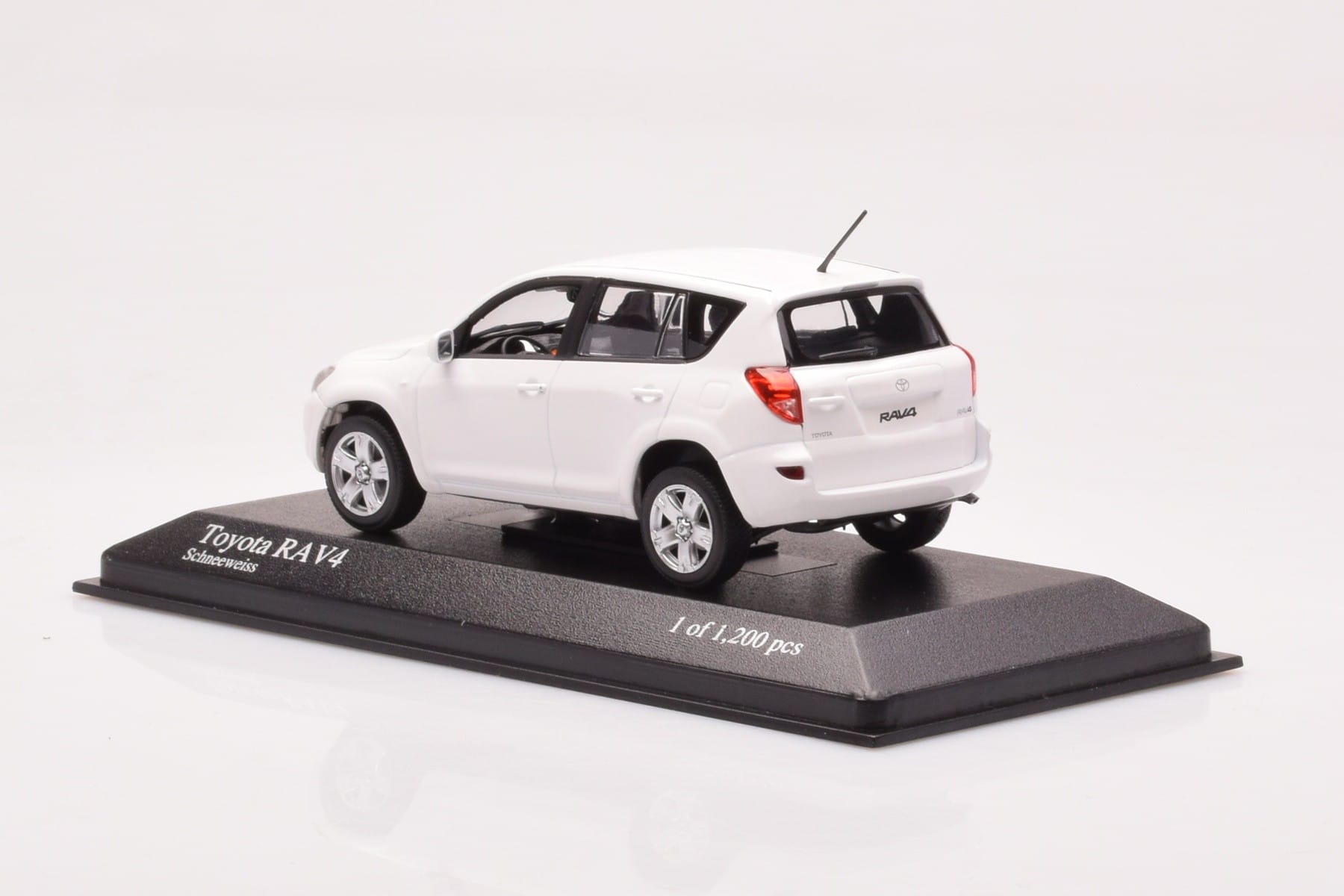 Toyota RAV4 XA30 Biały Minichamps 1:43 400166571 Metal — zdjęcie 3 z 4