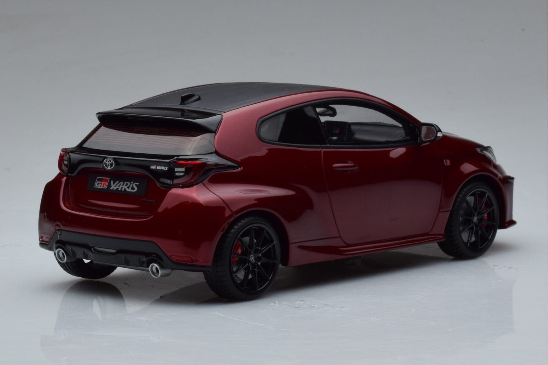 Toyota GR Yaris Czerwony Otto 1:18 OT1003 Żywica — zdjęcie 2 z 6