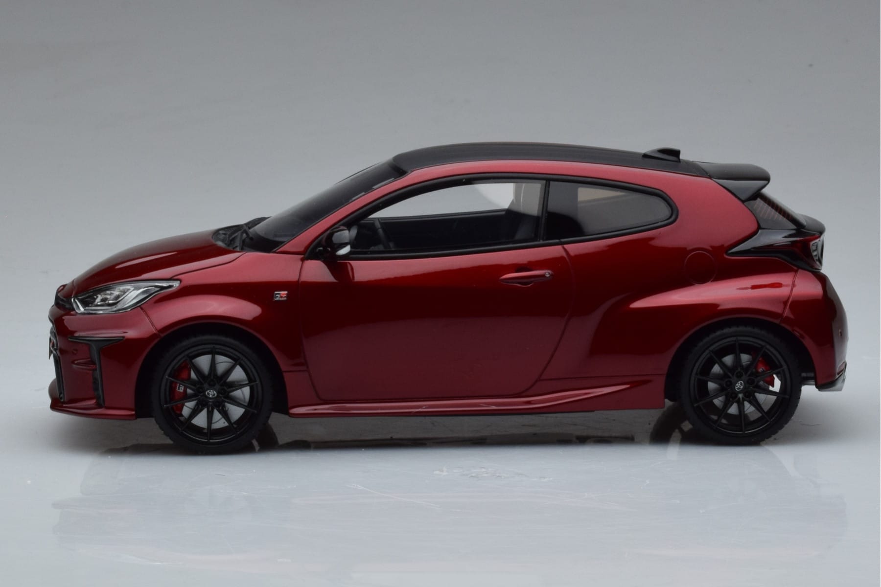 Toyota GR Yaris Czerwony Otto 1:18 OT1003 Żywica — zdjęcie 3 z 6