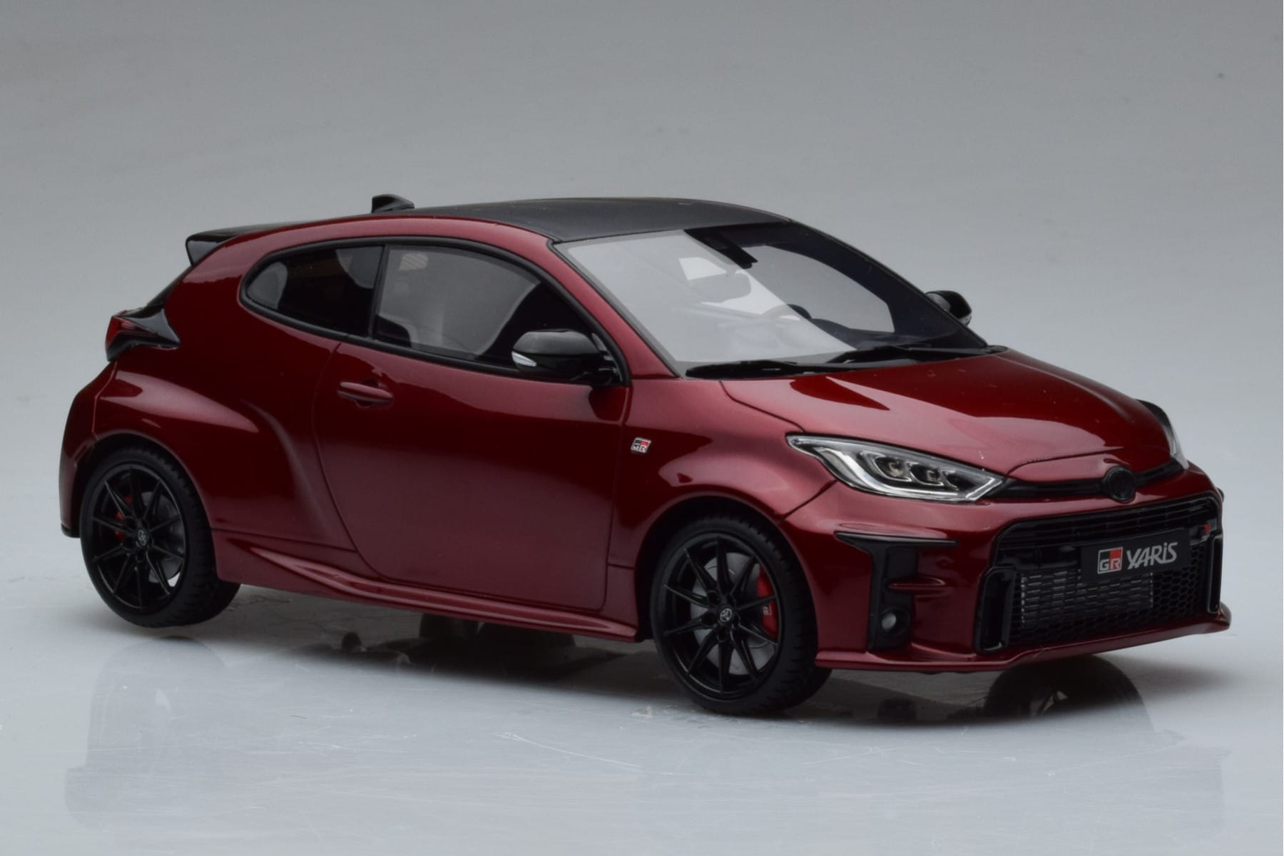 Toyota GR Yaris Czerwony Otto 1:18 OT1003 Żywica — zdjęcie 4 z 6