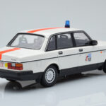 Volvo 240 GL Policja Belgia Minichamps 1:18 - image 2 of 6