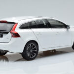Volvo V60 D3 Crystal Biały FAW 1:18 - image 3 of 7