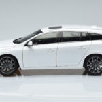 Volvo V60 D3 Crystal Biały FAW 1:18 - image 4 of 7