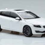 Volvo V60 D3 Crystal Biały FAW 1:18 - image 5 of 7