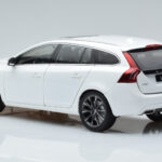 Volvo V60 D3 Crystal Biały FAW 1:18 - image 6 of 7