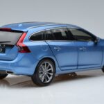 Volvo V60 D3 Power Niebieski FAW 1:18 9430839 Metal - image 3 of 7