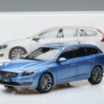 Volvo V60 D3 Power Niebieski FAW 1:18 9430839 Metal - image 7 of 7