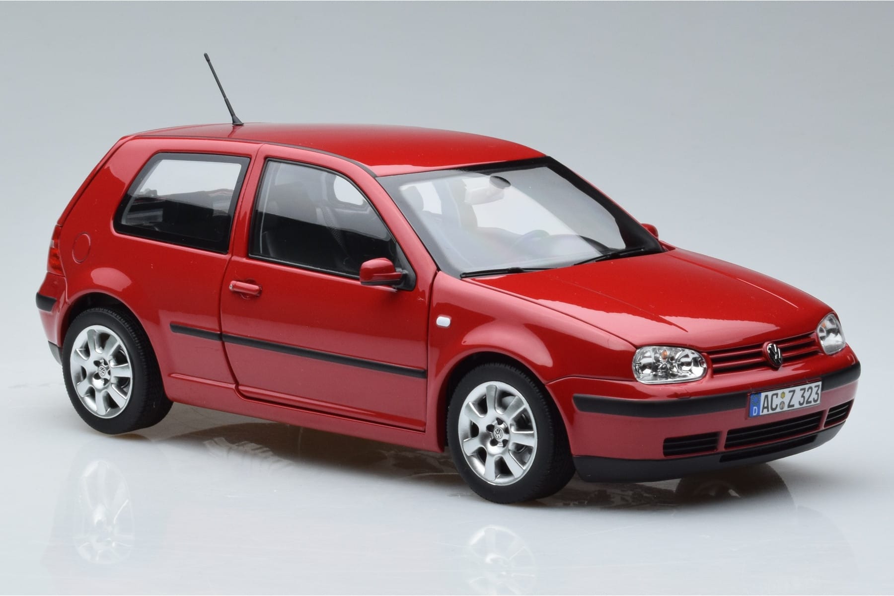 Volkswagen Golf Mk4 Czerwony Norev 1:18 188573 Metal — zdjęcie 5 z 7