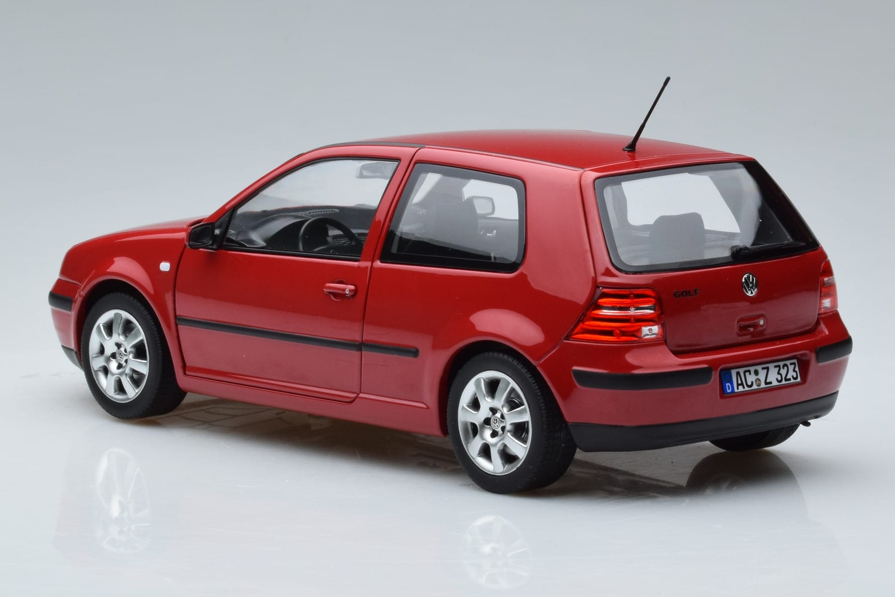 Volkswagen Golf Mk4 Czerwony Norev 1:18 188573 Metal — zdjęcie 6 z 7