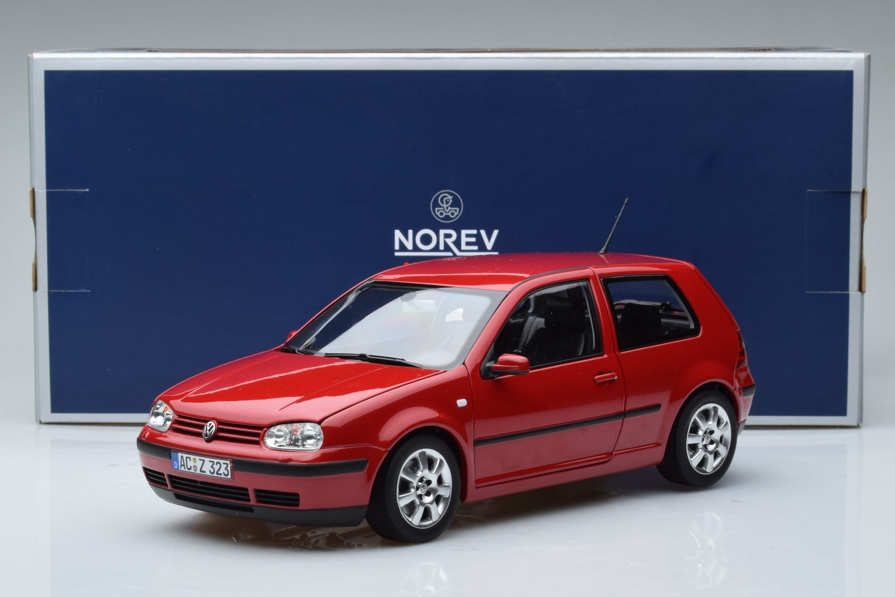 Volkswagen Golf Mk4 Czerwony Norev 1:18 188573 Metal — zdjęcie 7 z 7