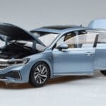 Volkswagen Passat B8 Niebieski FAW 1:18 ZVF000003A Metal - image 2 of 7