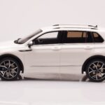 Volkswagen Tiguan R Biały Otto 1:18 - image 3 of 6