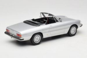 Alfa Romeo 2000 Spider Srebrny Norev 1:18 187884 Metal — zdjęcie 2 z 6