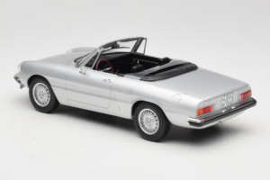 Alfa Romeo 2000 Spider Srebrny Norev 1:18 187884 Metal — zdjęcie 5 z 6