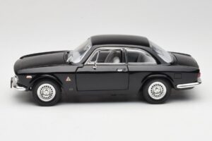 Alfa Romeo Giulia Sprint GTA Czarny Road Signature 1:18 92348 Metal — zdjęcie 4 z 8