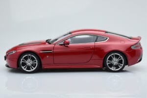 Aston Martin V12 Vantage Czerwony AUTOart 1:18 70208 Metal — zdjęcie 4 z 8
