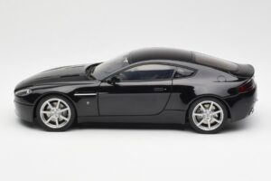 Aston Martin V8 Vantage Onyx Czarny AUTOart 1:18 70202 Metal — zdjęcie 4 z 8