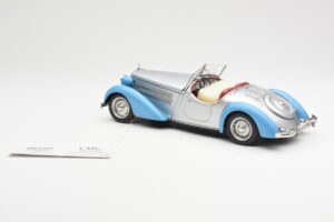 Audi 225 Front Roadster Niebiesko Srebrny CMC 1:18 M-075B Metal — zdjęcie 5 z 6