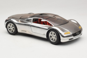 Audi Avus Quattro Chrome Silver Revell 1:18 08913-C1 Metal — zdjęcie 6 z 8
