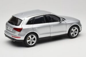 Audi Q5 8R Ice Silver Kyosho 1:18 09242IS Metal — zdjęcie 3 z 8