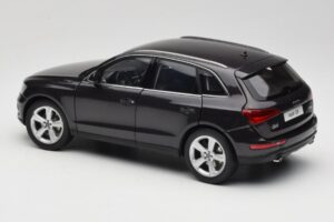 Audi Q5 8R Lava Grey Kyosho 1:18 09242LG Metal — zdjęcie 7 z 8