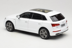 Audi Q5L FY Biały Paudi Model 1:18 30694 Metal — zdjęcie 7 z 8