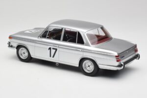 BMW 2000 Ti #17 J. Ickx / H. Hahne 24 Hours of Spa 1966 Winners Minichamps 1:18 107662517 Żywica — zdjęcie 5 z 6