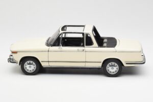 BMW 2002 Baur Kabriolet E10 Chamonix Biały AUTOart 1:18 70532 Metal — zdjęcie 4 z 8