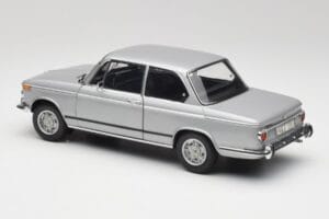 BMW 2002 Tii Polaris Srebrny AUTOart 1:18 80430146517 Metal — zdjęcie 7 z 8
