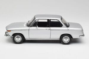 BMW 2002tii Srebrny AUTOart 1:18 80430151479 Metal — zdjęcie 4 z 8