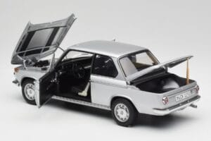 BMW 2002tii Srebrny AUTOart 1:18 80430151479 Metal — zdjęcie 5 z 8