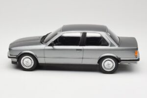 BMW 323i E30 Grey Metallic Minichamps 1:18 155026006 Metal — zdjęcie 3 z 6