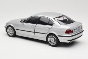 BMW 330i E46 Srebrny UT 1:18 80430302328 Metal — zdjęcie 7 z 8