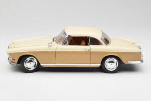 BMW 503 Beżowy Revell 1:18 8832 Metal — zdjęcie 4 z 8