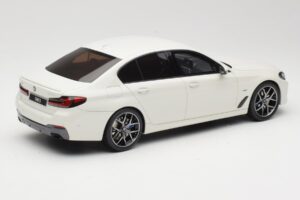 BMW 545e xDrive M-Sport G30 Biały GT Spirit 1:18 GT496 Żywica — zdjęcie 2 z 6