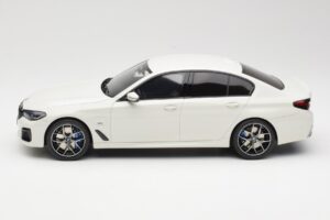 BMW 545e xDrive M-Sport G30 Biały GT Spirit 1:18 GT496 Żywica — zdjęcie 3 z 6