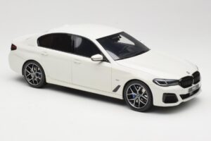 BMW 545e xDrive M-Sport G30 Biały GT Spirit 1:18 GT496 Żywica — zdjęcie 4 z 6