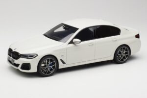 BMW 545e xDrive M-Sport G30 Biały GT Spirit 1:18 GT496 Żywica