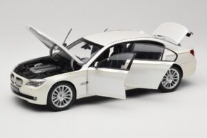 BMW 7 Series F02 760Li Brilliant White Kyosho 1:18 08783BRW Metal — zdjęcie 2 z 8