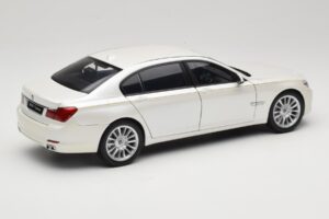 BMW 7 Series F02 760Li Brilliant White Kyosho 1:18 08783BRW Metal — zdjęcie 3 z 8