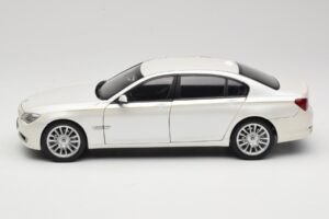 BMW 7 Series F02 760Li Brilliant White Kyosho 1:18 08783BRW Metal — zdjęcie 4 z 8
